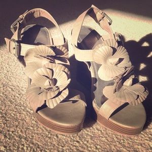 Gorgeous Tan Madden Girl Flower Heels Wedges!